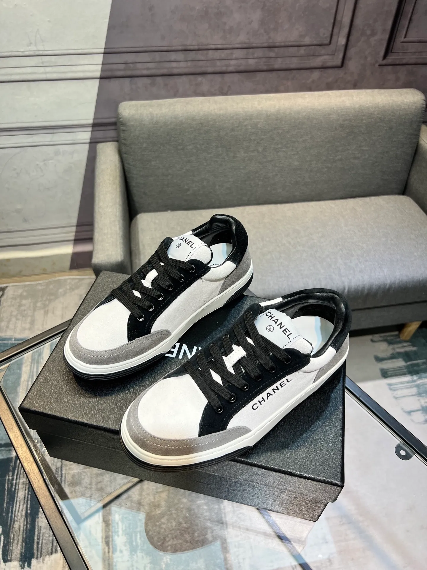 Men's men's shoes 💰620 Exclusive real shot (top version) CHANEL Chanel's new panda sneakers Panda shoes Chanel 2025ss color matching thick-soled casual sports shoes sneakers Counter synchronization The counter is very popular Very difficult to buy a shoe The most popular thick-soled panda shoes on the Internet It is obvious that Xiaoxiang control cannot miss it Simple and versatile white shoes that have both good looks and comfort Thick sole increases height, is super versatile and can be worn with eyes closed😍 Whoever wears it will look better. Upper: calfskin. Lining: imported sheepskin lining. Outsole: TPU original outsole. Size: 35-44 (41 for women, 40 for men, custom made).